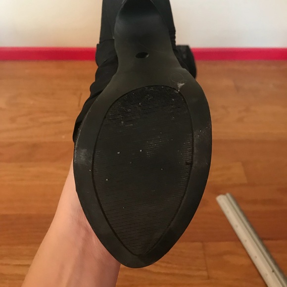 BLACK RUFFLE HEELS - Picture 4 of 5